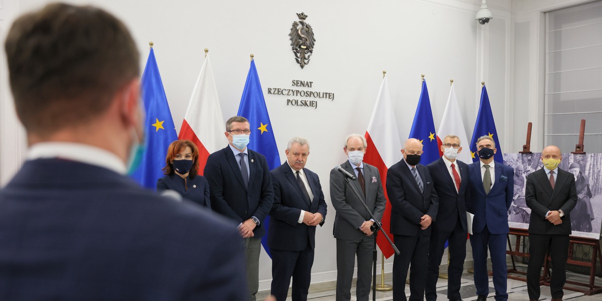 Na konferencji prasowej po czwartkowych głosowaniach senatorowie klubów i kół tworzących większość tłumaczyli, dlaczego opowiedzieli się za takimi, a nie innymi poprawkami. 