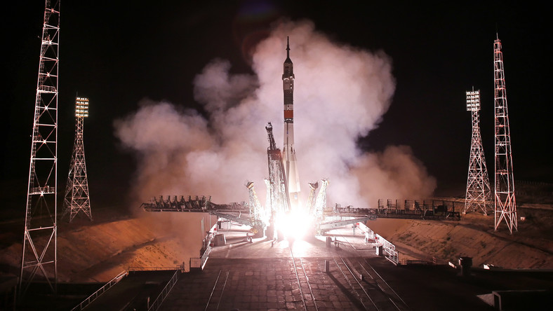 Po około sześciu godzinach lotu rosyjski statek Sojuz MS-13 dotarł po północy czasu polskiego na Międzynarodową Stację Kosmiczną (ISS). Sojuz przywiózł trzech nowych członków załogi ISS.