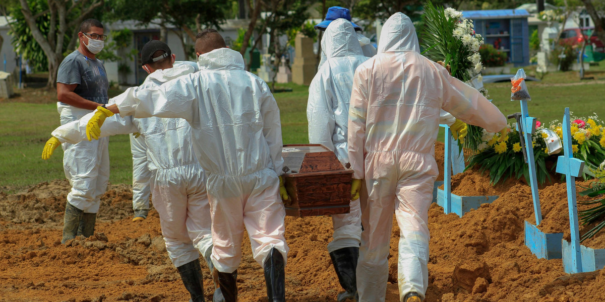 Z powodu koronawirusa w Manaus w kwietniu 2020 r. chowano zmarłych w masowych grobach