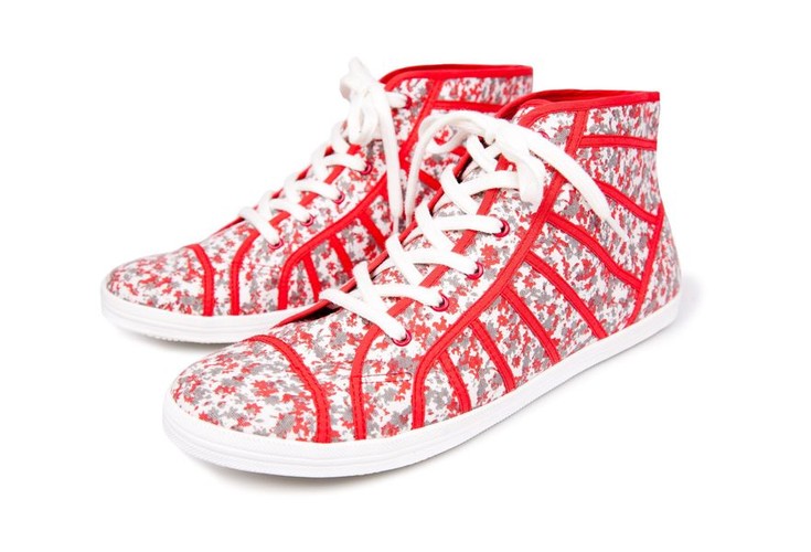 Kwiatowe obuwie na sezon wiosna-lato 2011 z kolekcji Reserved