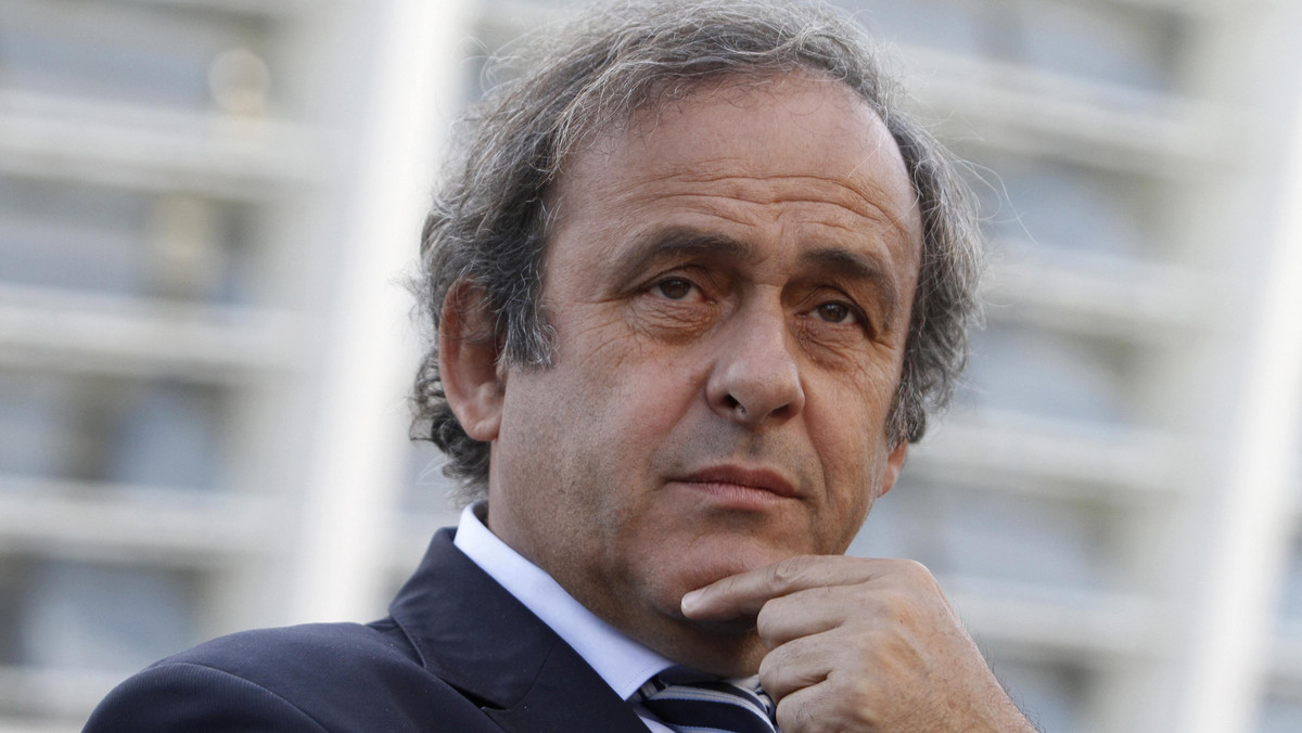 W czasie losowania grup Euro 2012, Michel Platini spotkał się z polską minister sportu, Joanną Muchą. Prezydent UEFA miał postraszyć, że jeśli do Polskiego Związku Piłki Nożnej wkroczy kurator, wówczas Biało-Czerwoni zostaną wycofani z turnieju - czytamy w "Przeglądzie Sportowym".