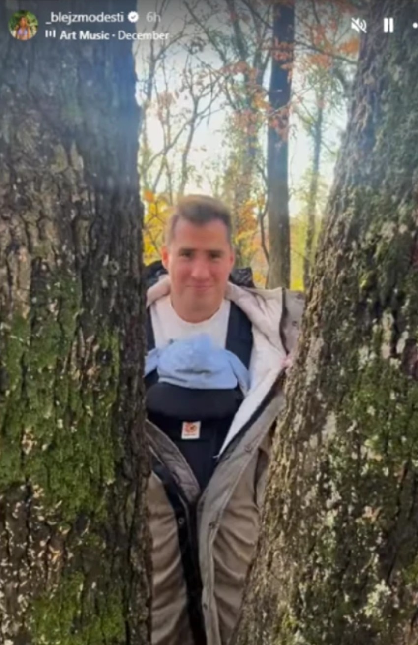 Andjela Jovanović slika partnera i sina u šetnji 