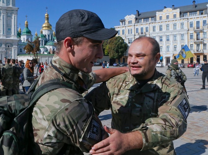 Rodzina i przyjaciele witają powracających ze wschodniej Ukrainy ochotników z batalionu Azow
