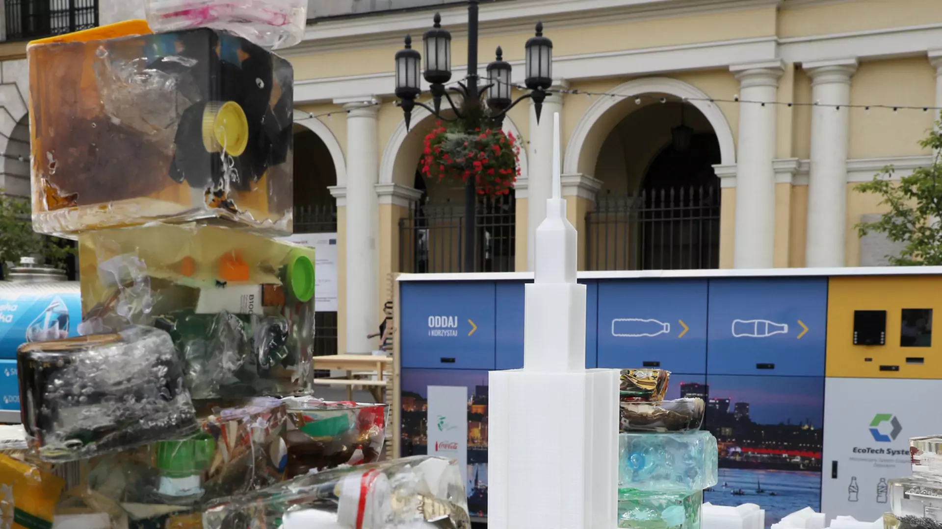 W Warszawie stanęły recyklomaty. Jak z nich korzystać?