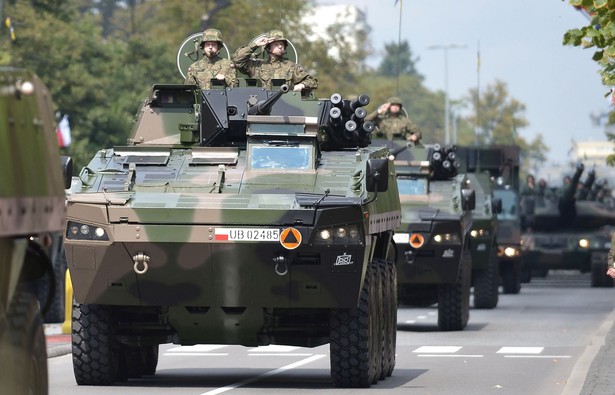 Warszawa, 15.08.2014. Największa od kilku lat defilada wojskowa zorganizowana z okazji święta Wojska Polskiego, 15 bm. Na warszawskie ulice wyruszyło ok. 1,2 tys. żołnierzy i 120 pojazdów. (cat) PAP/Marcin Obara