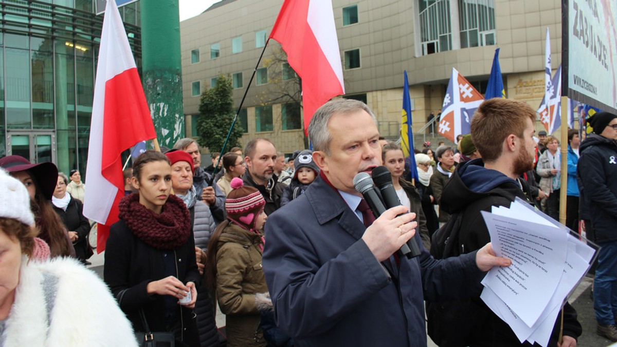 Dzień po Czarnym Piątku, który jest protestem przeciwko zaostrzeniu ustawy antyaborcyjnej, ulicami Poznania przejdzie Biały Marsz. Sobotnia akcja będzie z kolei wsparciem dla projektu "Zatrzymaj aborcję". Jego autorzy chcą, aby z polskiego prawa wykreślono możliwość legalnego przerwania ciąży w przypadku ciężkiego upośledzenia płodu lub jego nieuleczalnej choroby.