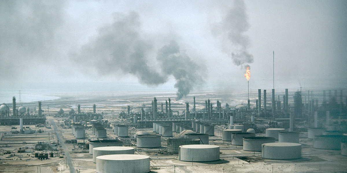 Zaatakowano dwie rafinerie koncernu Aramco w Arabii Saudyjskiej. Krótko po tym ceny surowca wystrzeliły, ale obecnie notowania ropy stabilizują się. (Zdjęcie ilustracyjne)