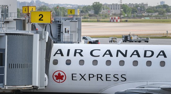 Samolot zderzył się podczas lądowania z wozem strażackim. Są ofiary