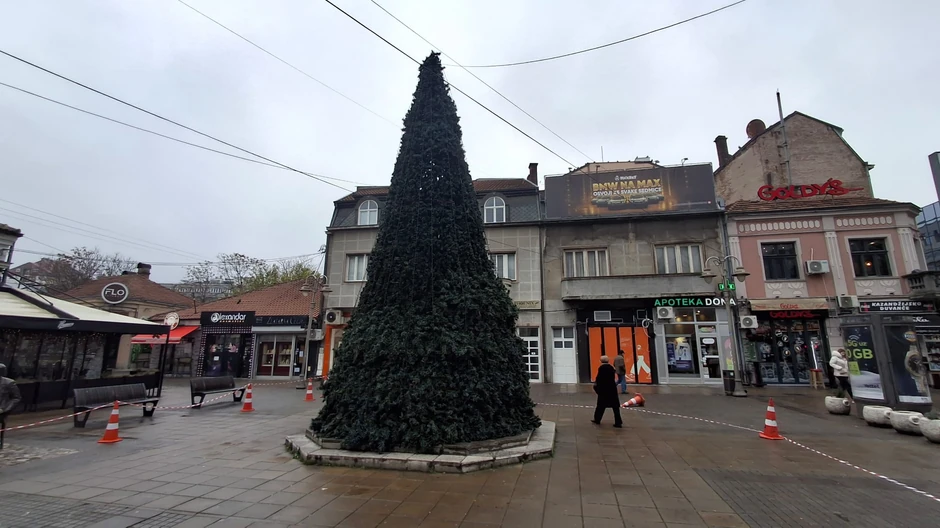 U Nišu jelka postavljena preko česme