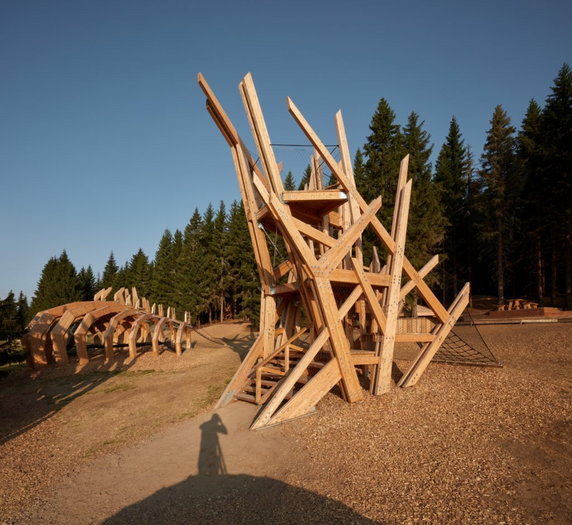 W Karkonoszach zbudowali park rozrywki z ogromnymi rzeźbami. Oto Pecka Playspace