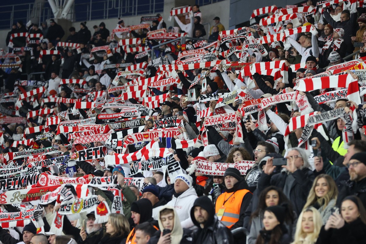 Kibice ŁKS Łódź podczas meczu piłkarskiej Ekstraklasy z Widzewem Łódź
