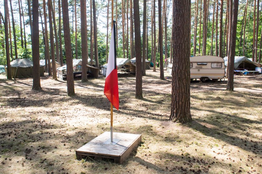 Flaga opuszczona do połowy masztu w obozie w Krzeczkowie