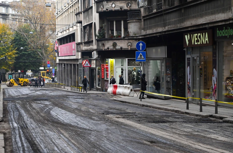 Znak "saobraćaj u oba smera", koji označava mesto na kome se prelazi sa dela puta na kome se saobraćaj odvija samo u jednom smeru na deo tog puta na kome se saobraćaj odvija u oba smera