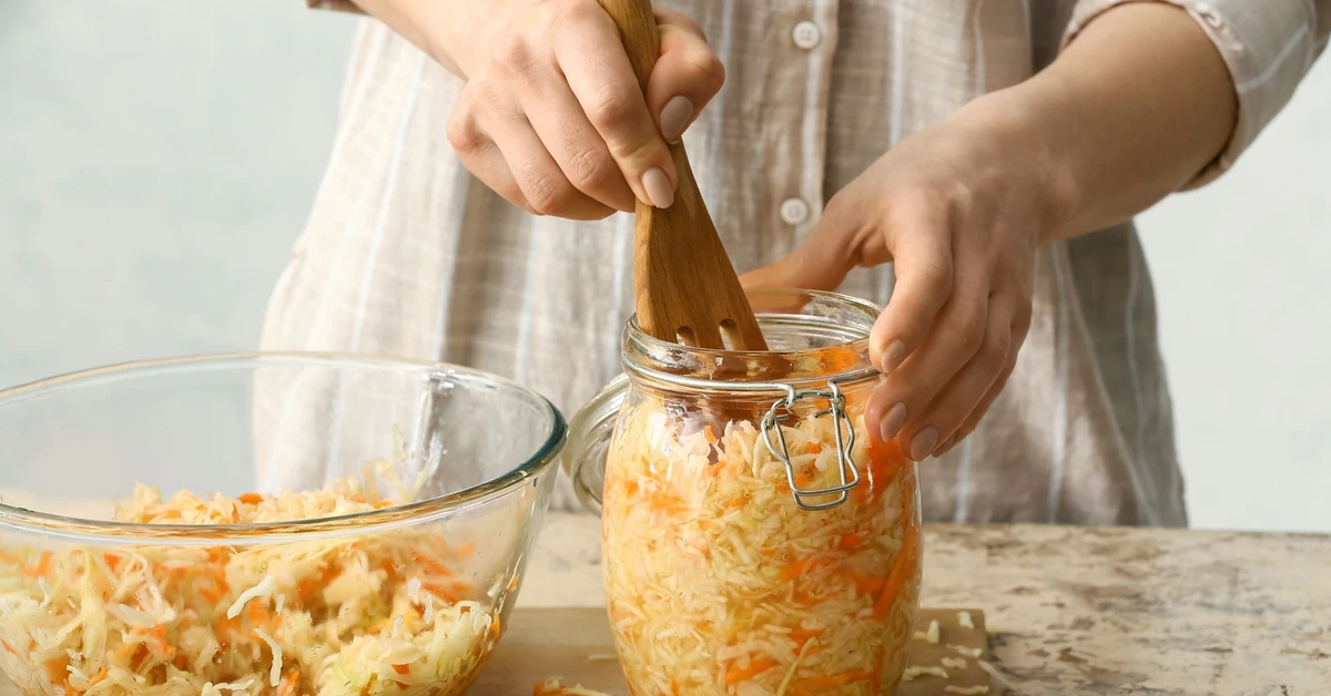 Młoda kapusta kiszona w słoikach - przepis. Jak długo kisić kapustę w słoiku? Ile soli potrzeba do kiszenia kapusty?