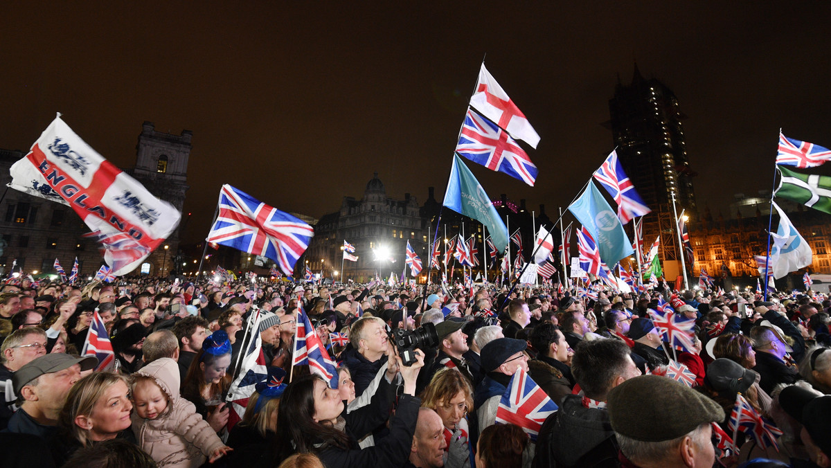 Brexit. Tłumy Brytyjczyków świętują przed parlamentem w Londynie