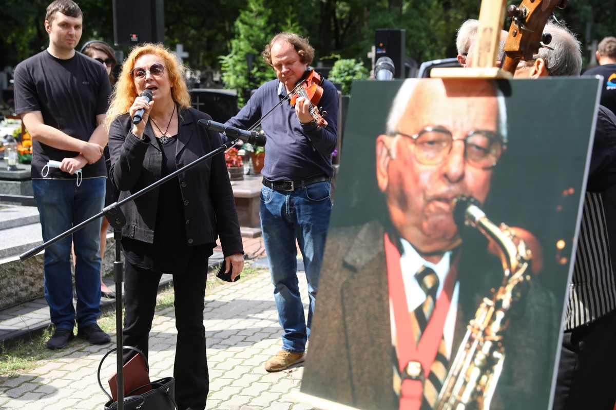 Hanna Banaszak podczas uroczystości pogrzebowych Jerzego "Dudusia" Matuszkiewicza na Cmentarzu Bródnowskim w Warszawie, 11 bm. Muzyk zmarł 31 lipca w wieku 93 lat.