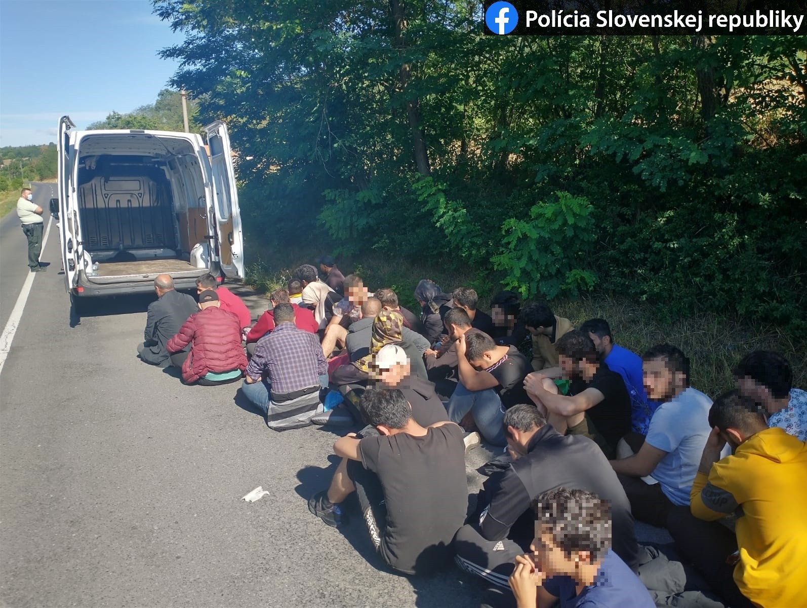 Slovenská polícia zastavila dodávku s migrantmi zo Sýrie.
