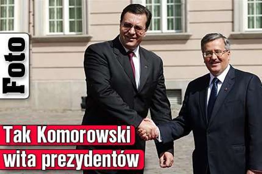 Tak Komorowski wita prezydentów. Foto