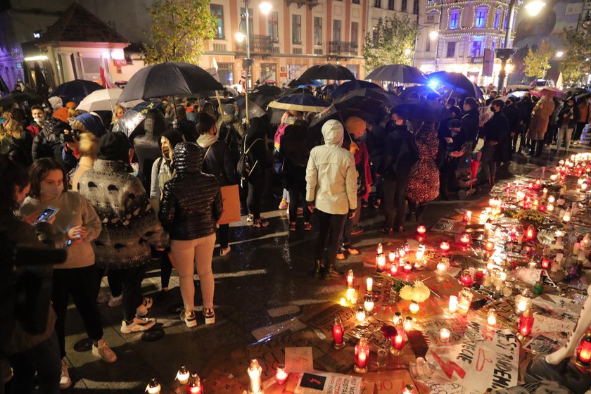 Emocje sięgają zenitu. Masowe protesty po wyroku ws. aborcji kontra apel premiera