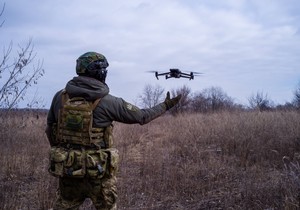 Ukrajinski specijalac sa dronom, ilustracija