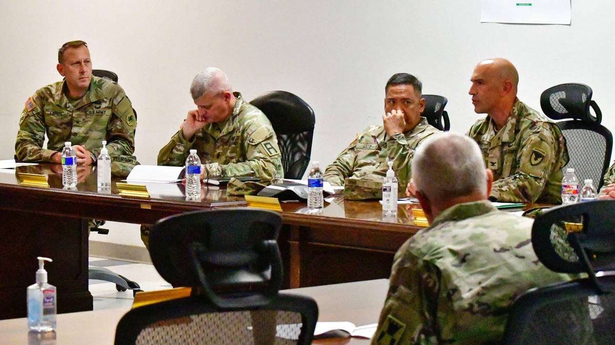 General-major Antonio Aguto (treći s leva)