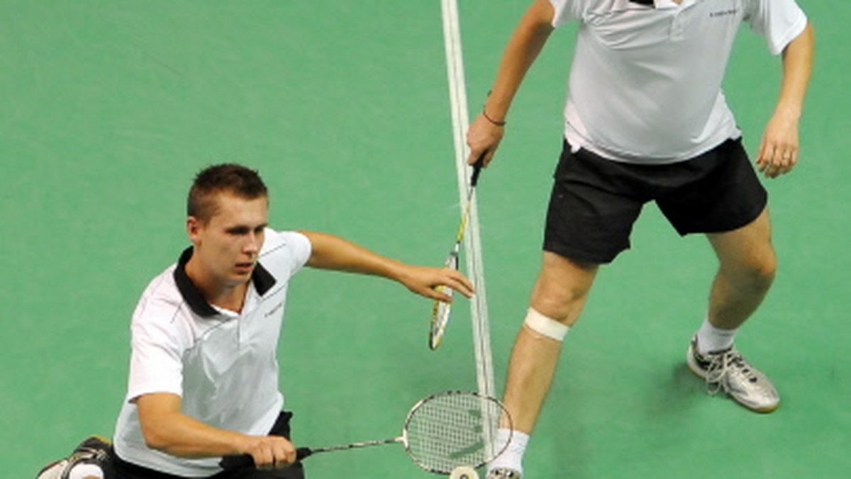 W trwających w Londynie mistrzostwach świata w badmintonie polski debel Adam Cwalina - Michał Łogosz przegrał z japońską parą Naoki Kawamae - Shoji Sato 0:2 (16:21, 21:23) w II rundzie mistrzostw i odpadł z turnieju. Przegrał również polski mikst, Agnieszka Wojtkowska - Wojciech Szkudlarczyk. Polacy ulegli 0:2 (16:21, 17:21) duetowi z Danii Kamilla Rytter Juhl - Thomas Laybourn (nr 12 mistrzostw świata).