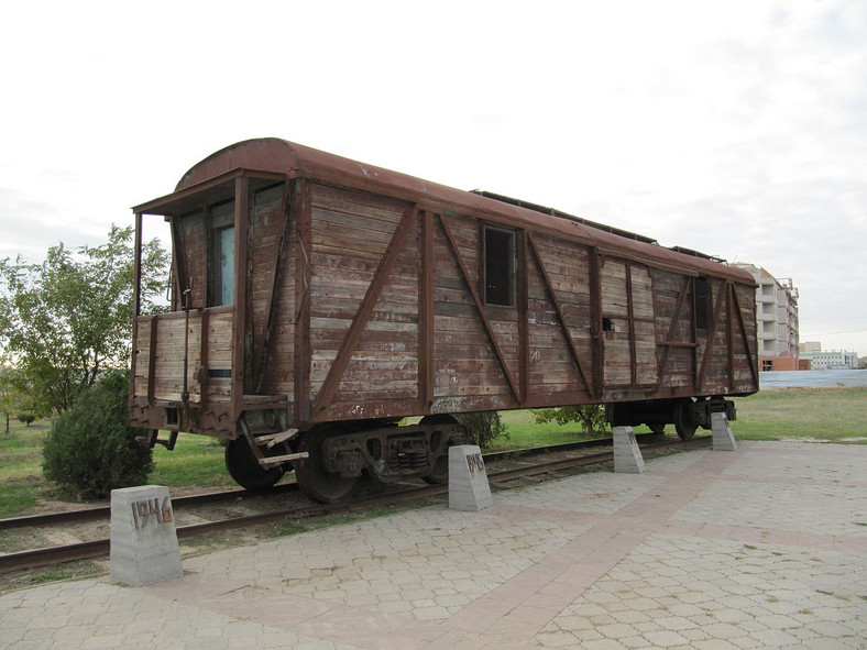 Właśnie takimi wagonami deportowano Kałmuków. Ten stanowi jeden z eksponatów wystawy w Eliście upamiętniającej deportacje