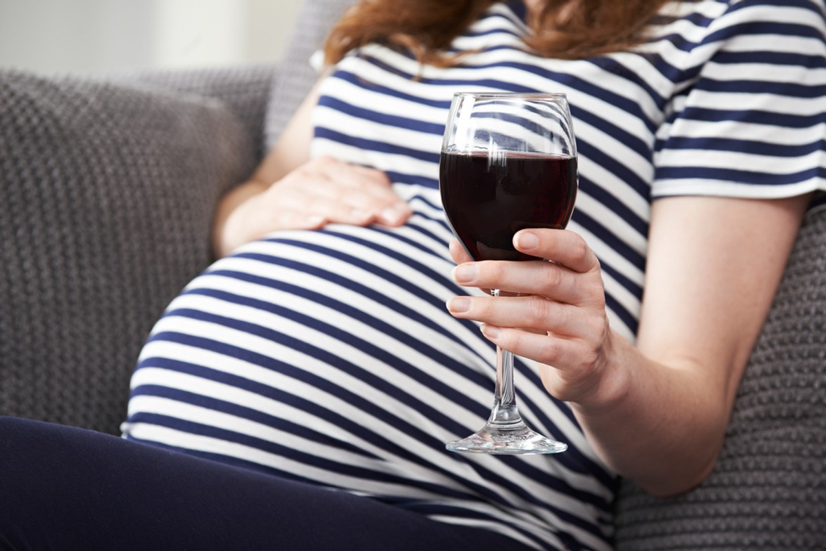"Kocham. Nie piję". Czym grozi picie alkoholu w ciąży?