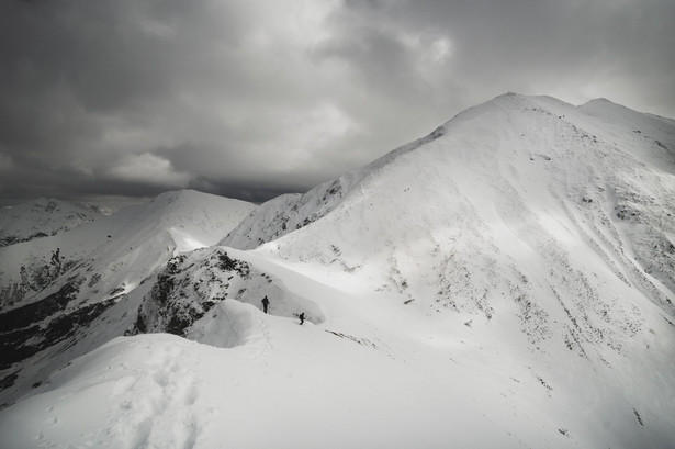 W Tatrach i Beskidach spadł pierwszy śnieg. Warunki na szlakach są trudne