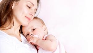 <b>Prawo do przerwy w pracy na karmienie</b>
<br>
<br>
Pracownicy karmiącej jedno lub więcej dzieci przysługują przerwy na karmienie wliczane do czasu pracy. I tak:
<br>
– kobieta karmiąca jedno dziecko ma prawo do dwóch 30 minutowych przerw w pracy;
<br>
– kobieta karmiąca więcej niż jedno dziecko ma prawo do dwóch przerw w pracy, po 45 minut każda.
<br>
Na wniosek pracownicy przerwy na karmienie mogą być udzielane łącznie i może w ten sposób wcześniej zaczynać czy kończyć pracę. Wynagrodzenie za przerwy w pracy jest liczone tak jak wynagrodzenie za urlop wypoczynkowy.
<br>
<br>
Jednak jeżeli kobieta jest zatrudniona na czas krótszy niż 4 godziny dziennie to przerwy na karmienie jej nie przysługują, zaś w sytuacji, gdy ten wymiar przekracza, ale nie jest on dłuższy niż 6 godzin dziennie, pracownicy przysługuje jedna przerwa na karmienie.