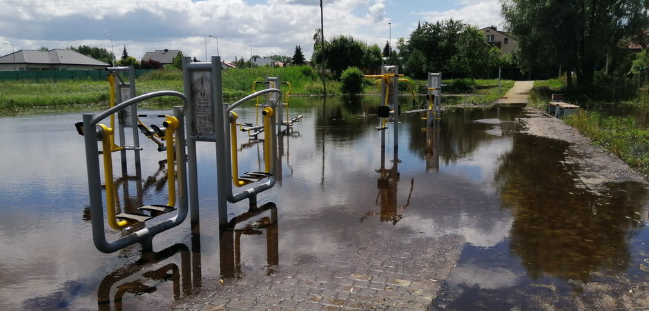 Siłownia pod chmurką w Bełchatowie stoi od kilku tygodni w wodzie