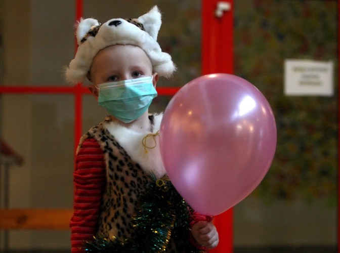 Chwila radości w przepełnionych badaniami i nieprzyjemnym leczeniem życiu małych pacjentów Białoruskiego Centrum Badań Onkologii Dziecięcej i Hematologii, dzieci zmagających się z nowotworem