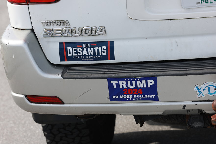 Samochód na Florydzie z naklejkami wspierającymi DeSantisa w wyborach na gubernatora i Trumpa na prezydenta