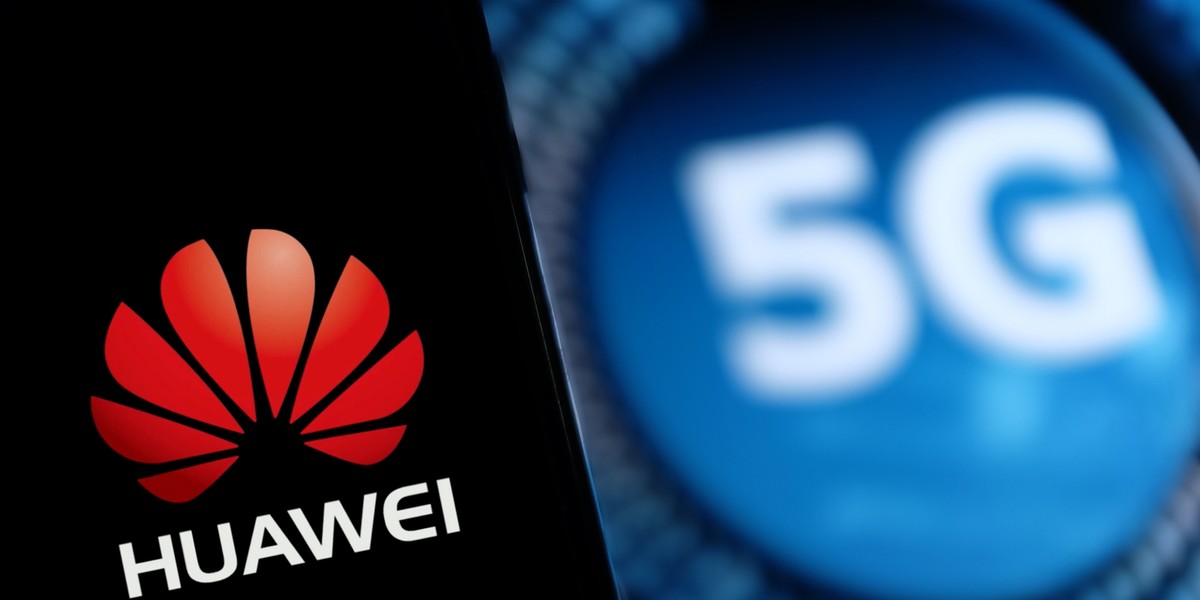 "Huawei nie opracowuje ani nie sprzedaje systemów, które miałyby służyć namierzaniu jakichkolwiek grup społecznych" - pisze w oświadczeniu firma