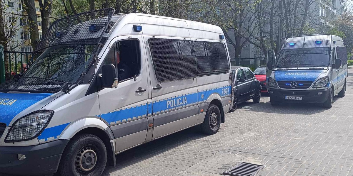 Policjanci zaraz po zgłoszeniu pojawili się przed szkołą. 