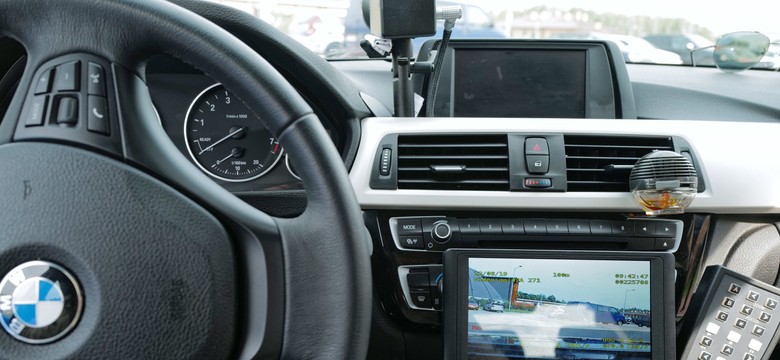 Gnał prawie 250 km/h.  Nie wierzył, że dogonił go radiowóz [WIDEO]