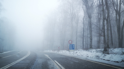 pilne alerty imgw dla wielu województw. gęste mgły i nagły powrót mrozu odetną widoczność na drogach. uwaga na drastyczne różnice temperatur