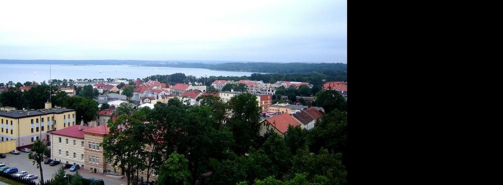 <strong>Giżycko</strong>
<br></br>
Giżycko to jeden z największych portów mazurskich jezior. 30-tysięczne miasto leży na północnym brzegu jeziora Niegocin, a w pobliżu jest też jezioro Kisajno. Jedną z wielu atrakcji miasta jest most obrotowy na Kanale Łuczańskim. XIX-wieczny most to jedyny czynny obiekt tego typu w Europie. 100-tonową konstrukcję obraca zaledwie jeden operator.
<br></br>
fot. Wikipedia/Muggmag, domena publiczna