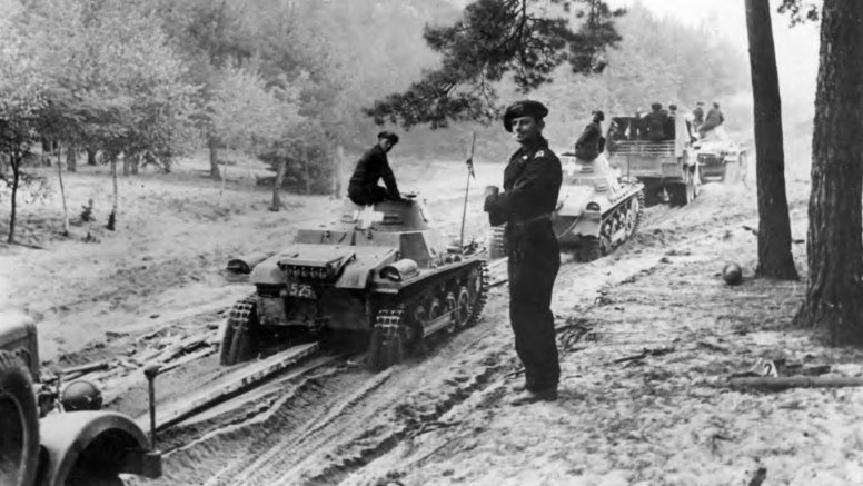 Chwile przełomu - niemieckie czołgi i ciężarówki na leśnej drodze pod Płudkowicami.