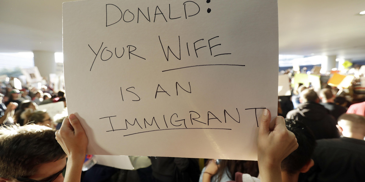 Amerykanie i uchodźcy protestują na lotniskach w USA