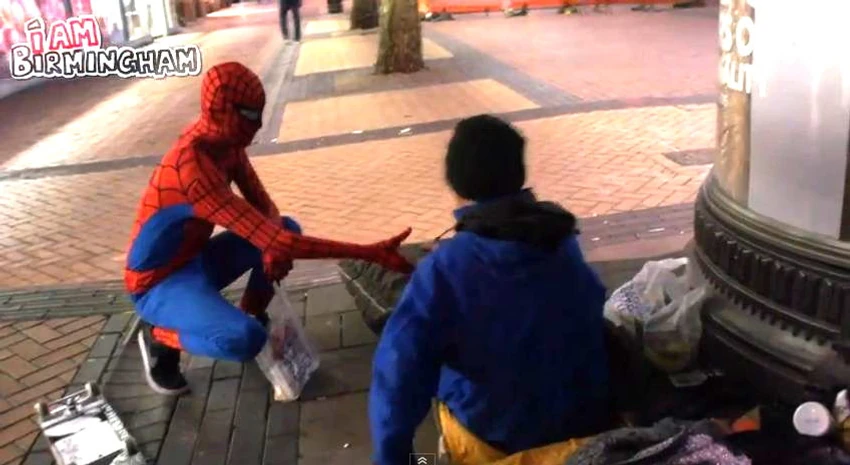 Spajdermen pomaže ljudima na ulici