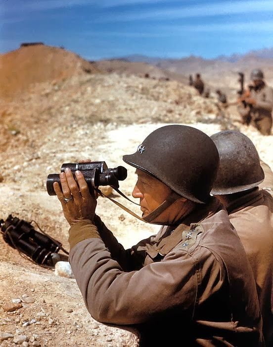 Słynny amerykański generał George Patton spoglądający przez lornetkę (domena publiczna).