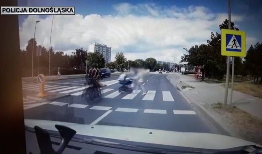 Motocyklista uderzył w wózek z dzieckiem na przejściu i uciekł