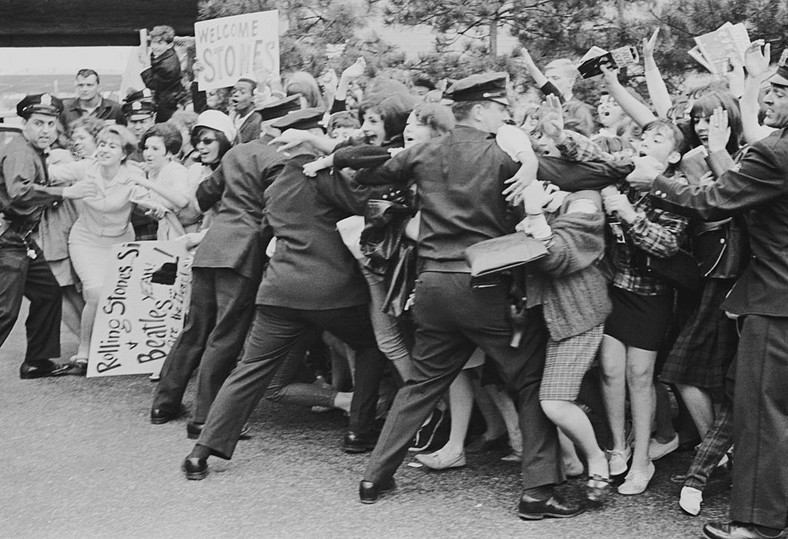 Policja powstrzymuje fanów The Rolling Stones podczas trasy koncertowej zespołu (Nowy Jork, 1964)