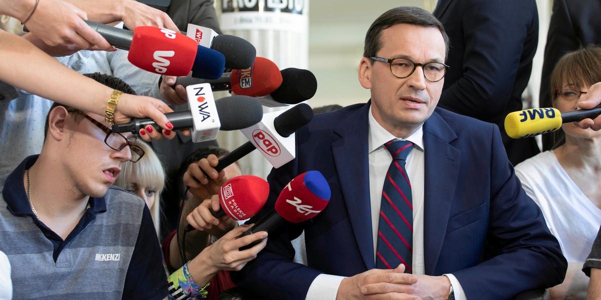 Premier Morawiecki podczas spotkania z rodzicami osób niepełnosprawnych, protestującymi w Sejmie