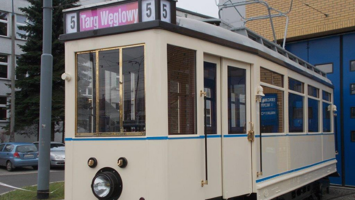 Jutro na krakowskie tory wjedzie zabytkowy tramwaj "Ring". Zanim stanie się atrakcją dla gdańszczan, będzie zachęcał mieszkańców grodu Kraka do przyjazdu nad Motławę. Zapraszał będzie przez trzy kolejne weekendy.