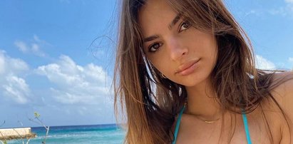 Emily Ratajkowski wdzięczy się w bikini ze swojej kolekcji!