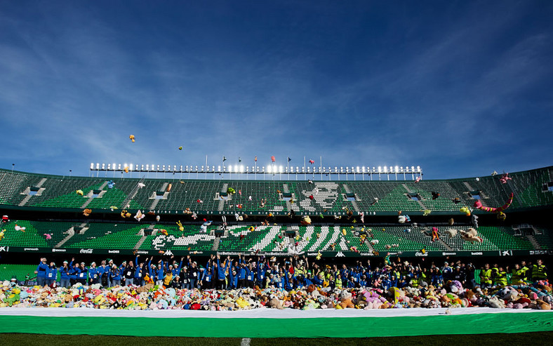 Kibice Realu Betis przekazali tysiące maskotek dla potrzebujących