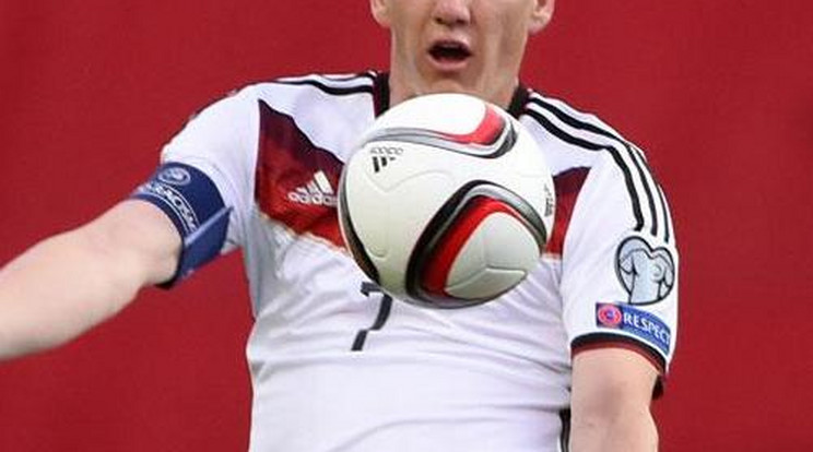 Beletolattak Schweinsteiger autójába