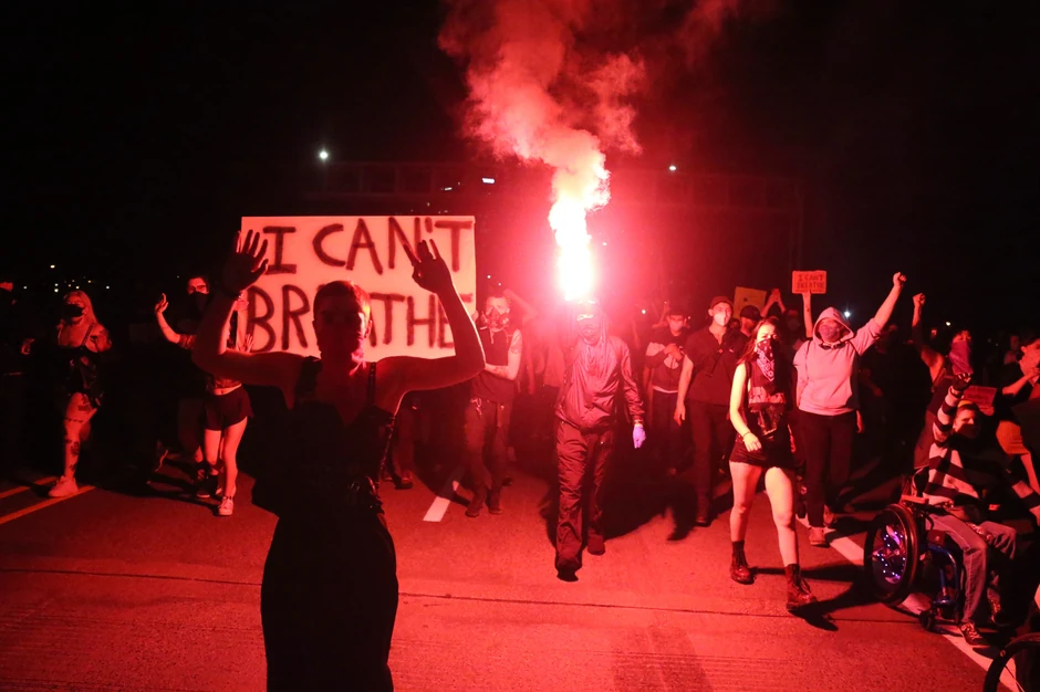 U Portlandu, u državi Oregon, demonstranti su palili baklje i nosili transparente sa rečenicom "Ne mogu da dišem", koju je izgvoroio Flojd pre nego što je preminuo.